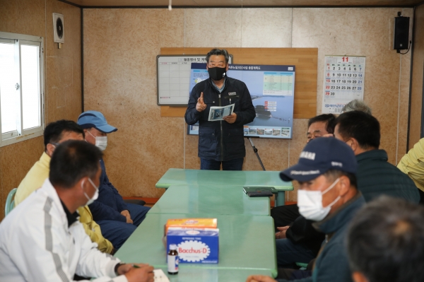 마검포한 어촌뉴딜300 사업장을 방문한 가세로 군수