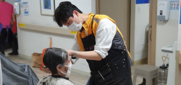 소외계층 대상 미용봉사로 사랑을 전하는 봉사단에 이발기 지원
