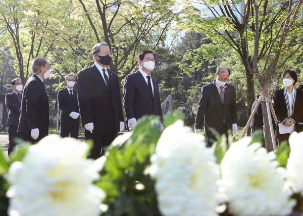 19일 오전 자유민주주의 수호를 위해 독재정권의 불의에 항거했던 4ㆍ19혁명 61주년을 맞이하여 둔지미공원에 자리한 3ㆍ8 민주의거 기념탑을 찾아 참배했다.