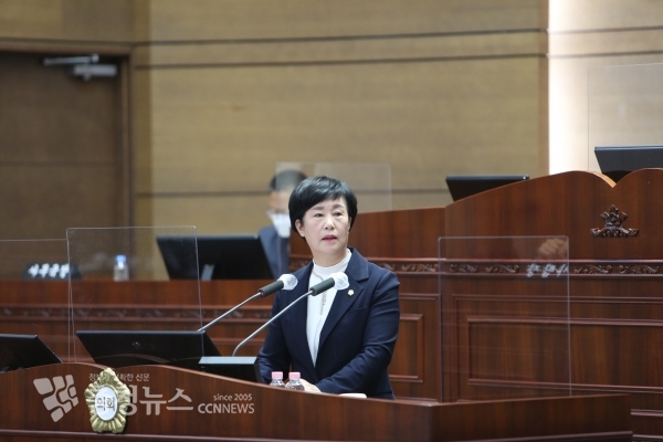 시정 질문하는 엄소영 천안시의회 의원