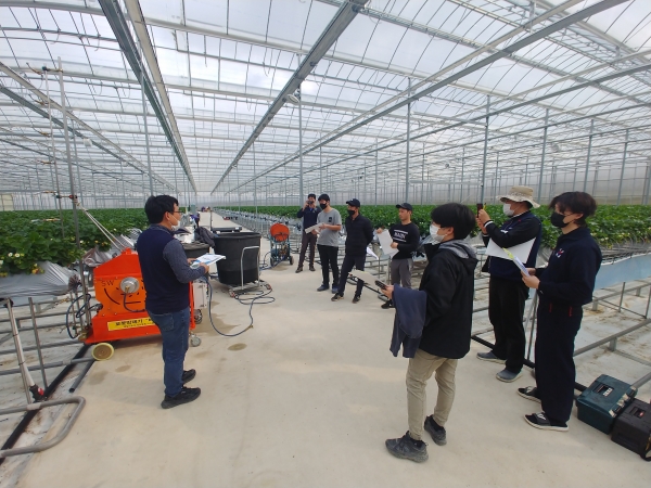 스마트팜 내 실습 중인 사진