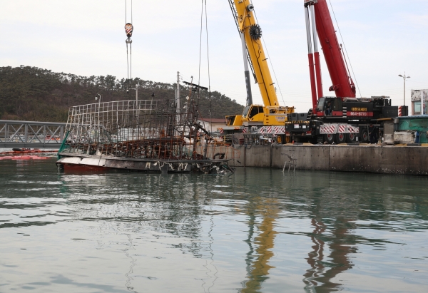 신진도항 화재 선박 인양작업