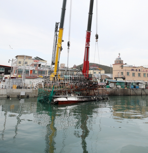 신진도항 화재 선박 인양작업