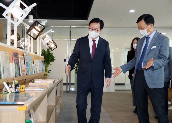 장종태 대전 서구청장과 이충호 한국발전인재개발원장이 어린이 도서관을 살펴보고 있다.