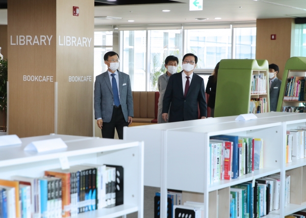 장종태 대전 서구청장과 이충호 한국발전인재개발원장이 어린이 도서관을 살펴보고 있다.