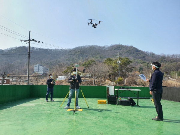 유성구 토지정보과 직원들이 드론(UAV)을 이용해 항공영상을 촬영하고 있다