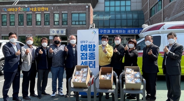 지난 19일 대덕구 청소년어울림센터에 마련된 코로나19 백신 예방접종센터를 방문해 빵과 음료 등 간식 제공