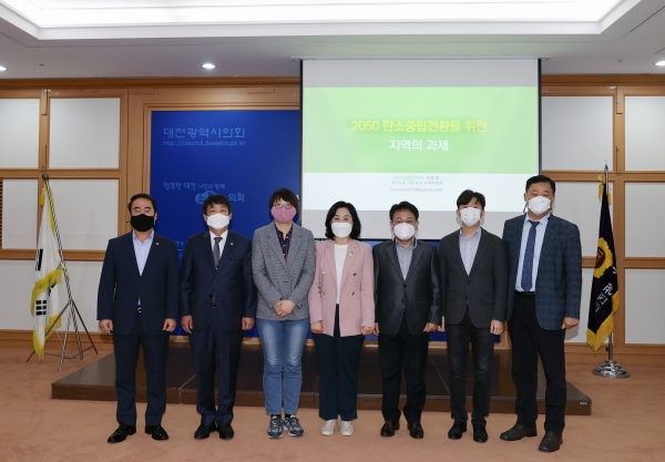 왼쪽부터) 조성칠 의원, 김찬술 의원, 이유진 그린뉴딜특별보좌관, 채계순 의원, 오광영 의원, 우승호 의원, 구본환 의원