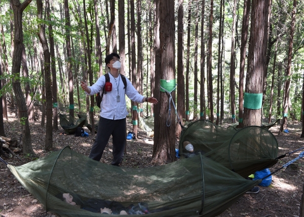 지난 20일 경남 창원시 진해구 해군기지사령부 인근 숲길에서 해군장병들이  산림치유 프로그램(해먹체험)에 참여하고 있다.