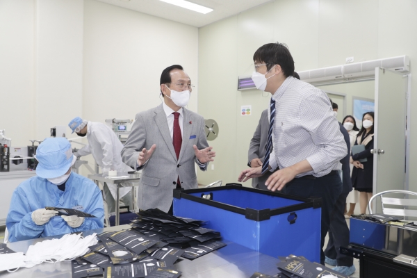 박상돈 천안시장이 지난 20일 장애인의 날을 맞아 백석동 소재 장애인직업재활시설 ‘사회적협동조합 가온누리 보호작업장’을 방문해 관계자들과 이야기를 나누고 있다.