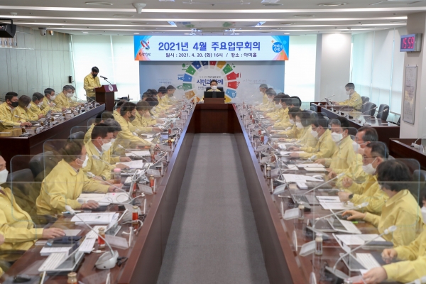 4월 주요업무회의를 진행하고 있는 김홍장 시장