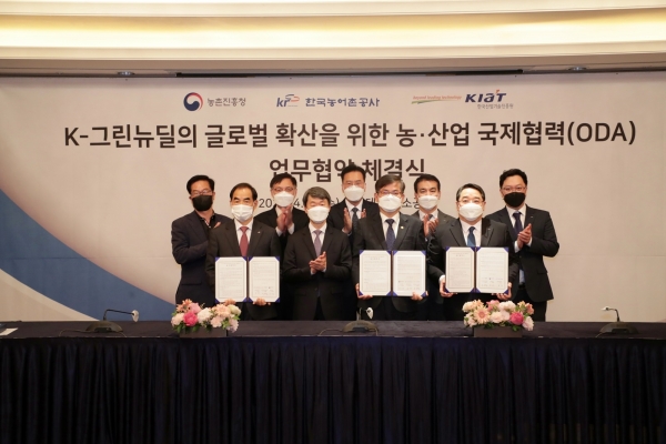 (사진앞줄왼쪽부터)김인식사장_나승식산업통상자원부차관보_허태웅청장_석영철원장 순