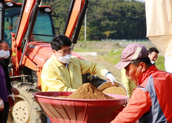 맹정호 서산시장이 21일 인지면 야당리 김동윤 한국쌀전업농 서산시연합회장 농가를 방문해 못자리 설치를 위한 볍씨파종을 돕고 있다.