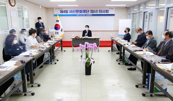 22일 맹정호 서산시장이 서산문화재단 이사회에 참석해 위원들에게 인사말 하는 장면