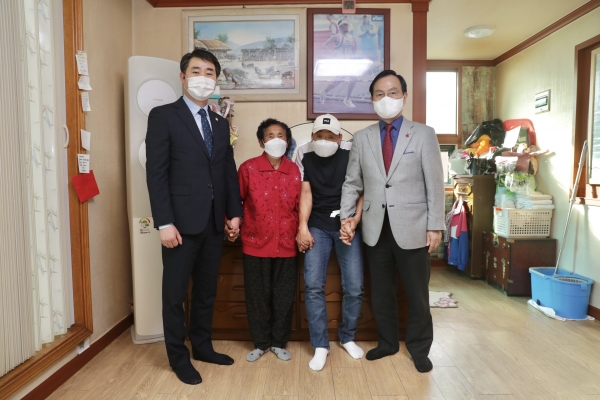 박상돈 천안시장과 한남교 체육회장이 21일 오후 이봉주 선수의 성거읍 고향집을 방문해 이봉주 선수를 격려하고 있다