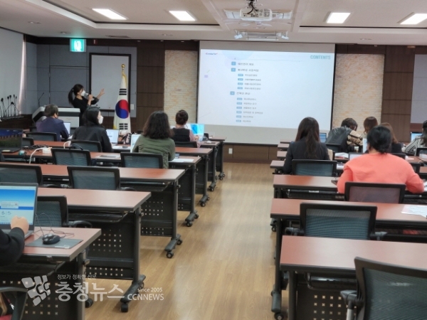 아산교육지원청에서 사립유치원 신규 원장 및 회계담당을 대상으로 K-에듀파인 연수를 하고 있다.