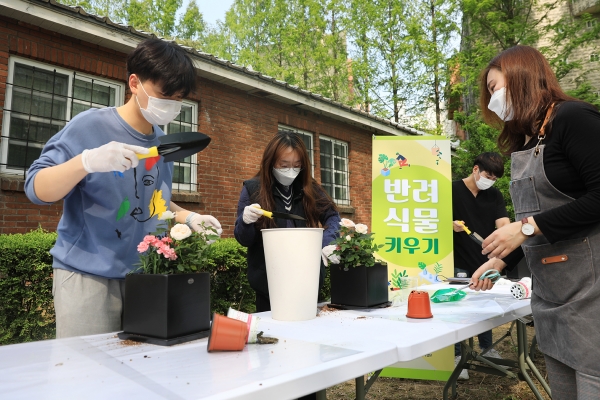 지난 21일 한남대 선교사촌 내 인성플러스센터 실습실 야외마당에서 반려식물 프로그램이 진행