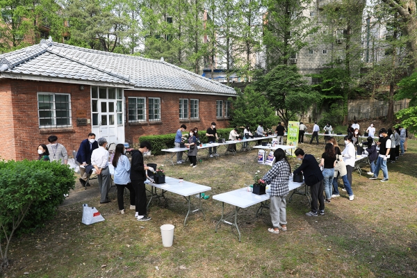 지난 21일 한남대 선교사촌 내 인성플러스센터 실습실 야외마당에서 반려식물 프로그램이 진행