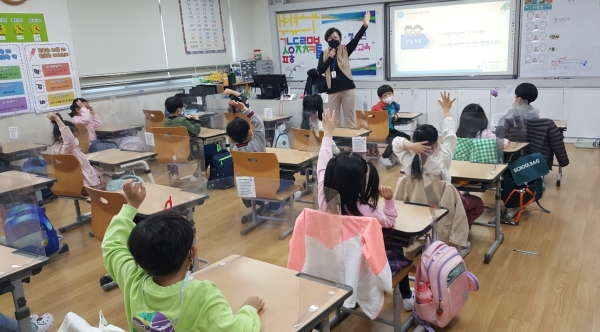 세종시 초등학생을 대상으로 찾아가는 맞춤형 성교육을 실시하고 있다.