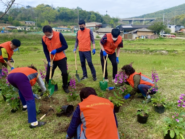 22일 지구의 날을 맞아 유성구 세동 밀쌈마을을 방문해 꽃나무심기와 에코플로킹(ploking) 등 환경보호 캠페인 진행