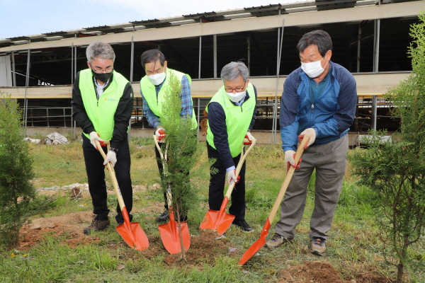 김명식 농협예산군지부장(왼쪽), 윤경구 예산축협 조합장(왼쪽 두 번째), 길정섭 농협충남세종지역본부장(왼쪽 세 번째)이 예산군 오가면 축산농가 박정만씨댁을 찾아 방취림을 식수하고 있다