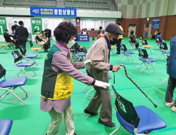 대전 중구 코로나19 백신예방접종센터 곳곳에서 자원봉사자 활약 모습