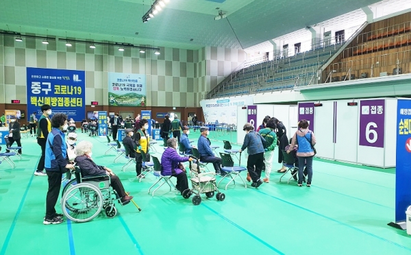 대전 중구 코로나19 백신예방접종센터 곳곳에서 자원봉사자 활약 모습