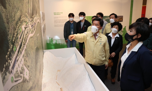 소제동 전통나래관에서 특별 전시회 개최 (황인호 구청장, 전시회 현장 방문 모습)