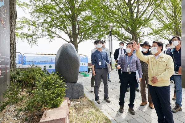 오세현 시장 백의종군길 ‘孝의 길’ 현장 방문 시설물 점검 장면