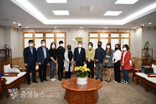 다자녀 가구 대학입학축하금 지원증서 수여 후 단체사진