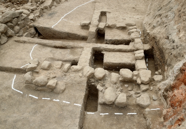 발굴조사 중인 태안읍성 모습.