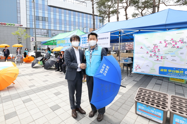 혁신도시 공유우산 프로젝트/ (좌) 이기신 건강보험심사평가원 사회적가치부장, (우) 배호석 원주혁신도시상인회 회장
