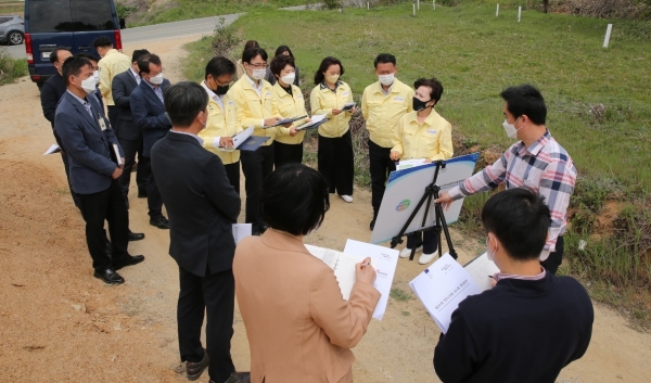 천안시의회 건설교통위원회 현장 방문 모습.