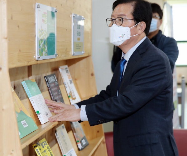 지난 23일 장종태 구청장은 세계 책의 날을 맞아 갈마도서관을 방문하여 도서관에서 운영 중인 다양한 전시와 행사를 둘러보고 관계 직원들을 격려하였다.