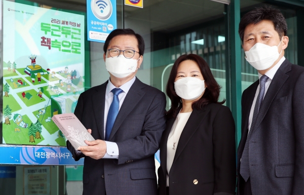 지난 23일 장종태 구청장은 세계 책의 날을 맞아 갈마도서관을 방문하여 도서관에서 운영 중인 다양한 전시와 행사를 둘러보고 관계 직원들을 격려하였다.