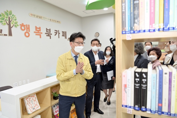 강북생활문화센터 내부를 둘러보고 있는 김 시장