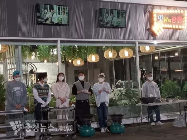 예산시장에 설치된 맛남의 광장 스튜디오에서 촬영이 진행되는 모습