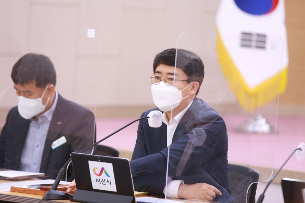 26일 시청 대회의실에서 맹정호 서산시장이 확대간부회의를 통해 당부사항을 전달하는 장면