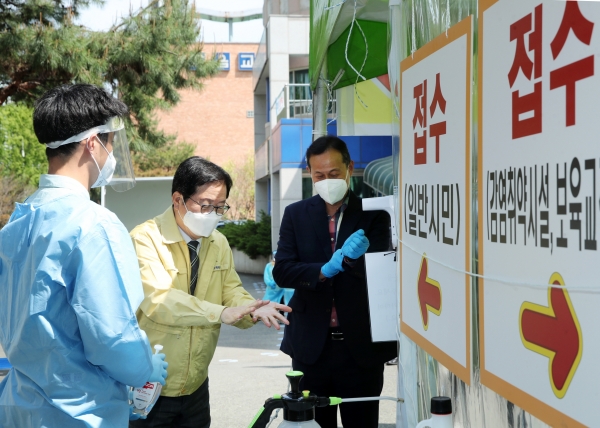 장종태 서구청장, 관저보건지소 임시 선별검사소 방문