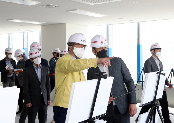 정용래 유성구청장이 26일 대전신세계 엑스포점을 방문해  현장점검을 실시하고 있다