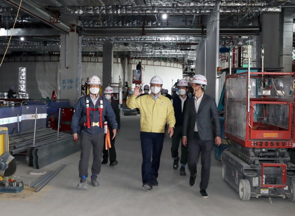 정용래 유성구청장이 26일 대전신세계 엑스포점을 방문해  현장점검을 실시하고 있다