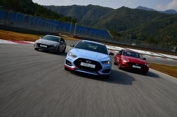 HMG 드라이빙 익스피리언스 주행 차량