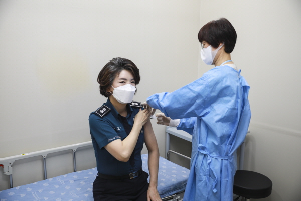 송정애 대전경찰청장은 26일 대전 서구 소재 한 병원에서 코로나 바이러스 감염증(코로나19) 감염 예방을 위해 백신을 접종했다.