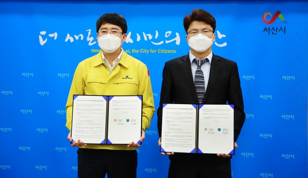 27일 상황실에서 열린 129이송차 치료지원사업 업무협약식 장면(좌부터 맹정호 서산시장, 박정욱 충남129환자이송센터 대표이사)