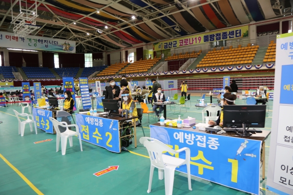 코로나19 예방접종센터 근무자들