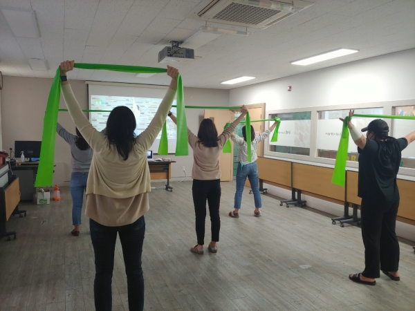 27일 충청북도학교밖청소년지원센터에서 학교 밖 청소년들이 온라인으로 진행된 '치유 라이브(Live)' 프로그램에 참여하고 있다.