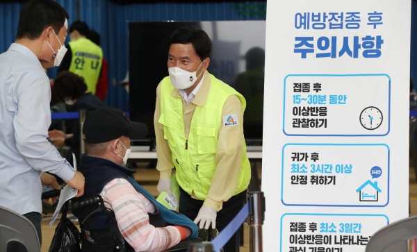 대전 동구 예방접종센터 현장 방문한 황인호 구청장 모습