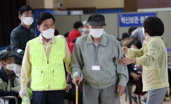 대전 동구 예방접종센터 현장 방문한 황인호 구청장 모습