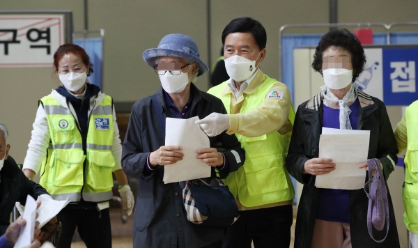 대전 동구 예방접종센터 현장 방문한 황인호 구청장 모습