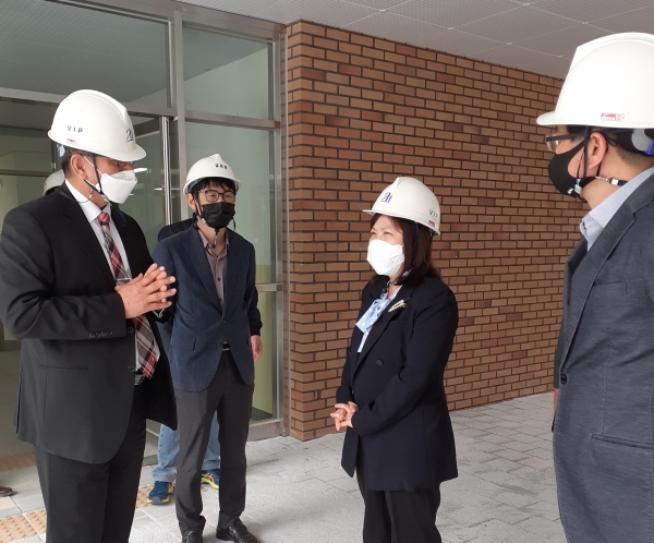 최은희 세종시부교육감(가운데)이 27일 조치원 지역 중학교 현장 점검에 나섰다.